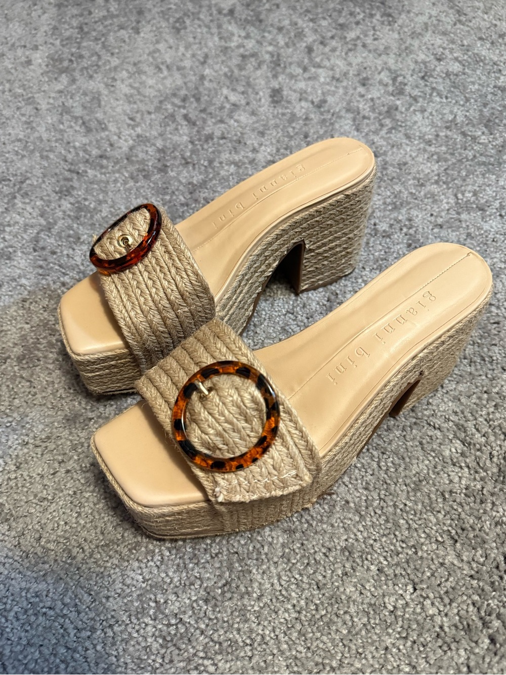 Gianni Bini tan platform sandals w/woven rope strap & turquoise buckle Size 8